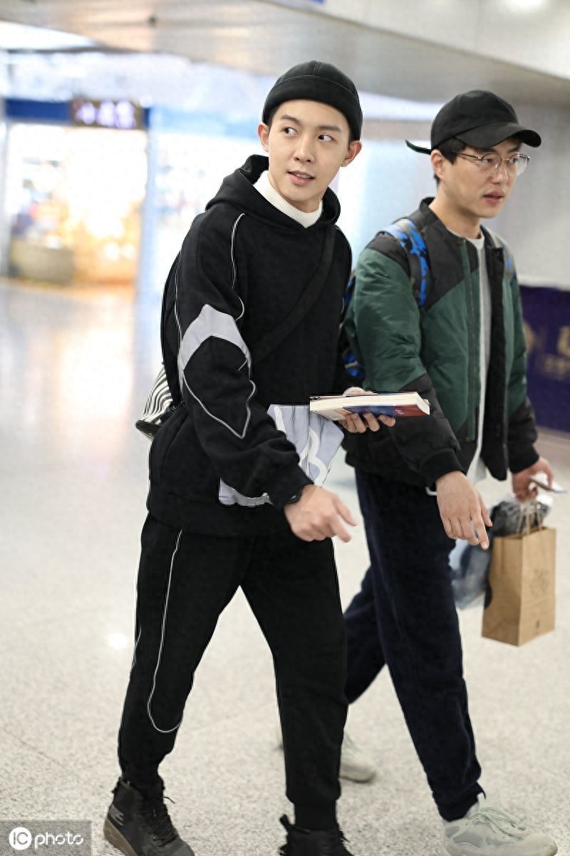 帅气依旧！朱元冰素颜现身颜值依然不减，穿全黑look个性简单