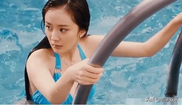 杨幂白色吊带一字肩上衣白裙（杨幂的泳装有多撩人）(3)