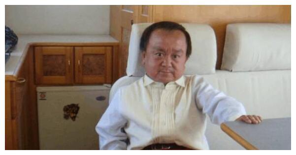 他是演员张伸,其人身矮技高,为人积极乐观