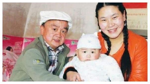 他是演员张伸,其人身矮技高,为人积极乐观