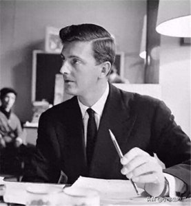 ​纪梵希对赫本有多好？亲手为她缝制嫁衣，守护42年把她宠成公主