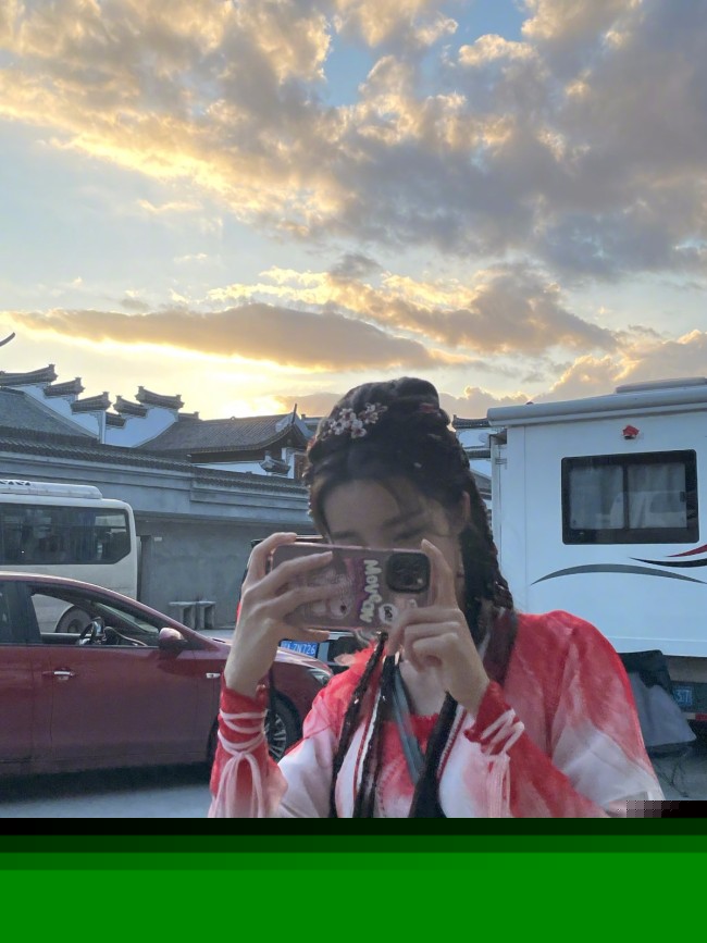 虞书欣分享仙剑六片场日常 秀自拍大眼超萌