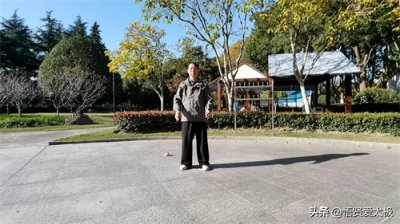 ​太极拳中的‘含胸拔背’并不是不变的姿势：动态调整与健康益处