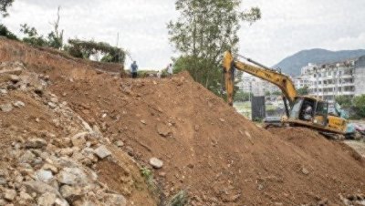 ​85年惊现丈八蛇矛,张飞墓中千年不朽秘密,专家承认1800年误判