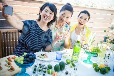 ​古语云：面由心生，古语又云：人不可貌相。你怎么理解？