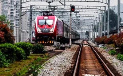 ​老年人的“六优二免”福利，你知道吗？火车高铁出行的小秘密揭晓